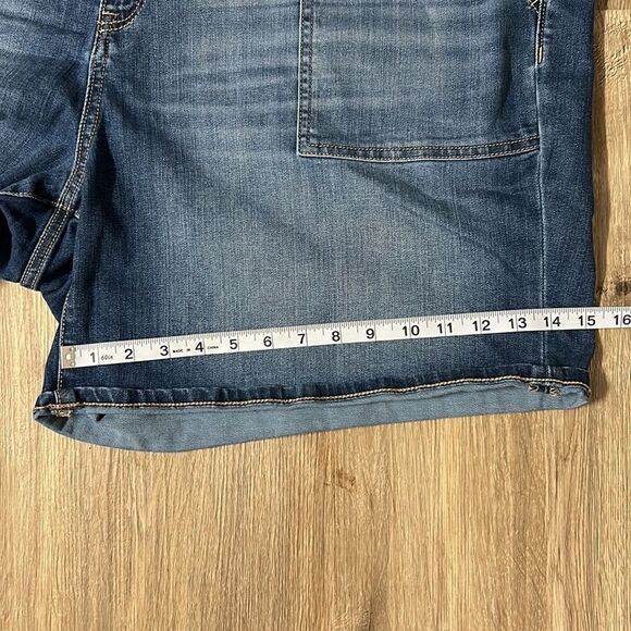 LANE BRYANT Mid-Rise Girlfriend Jean Shorts - Picture 4 of 6